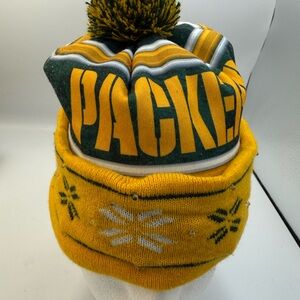 Green Bay Packers Beanie w snowflakes clear plastic beads One-size